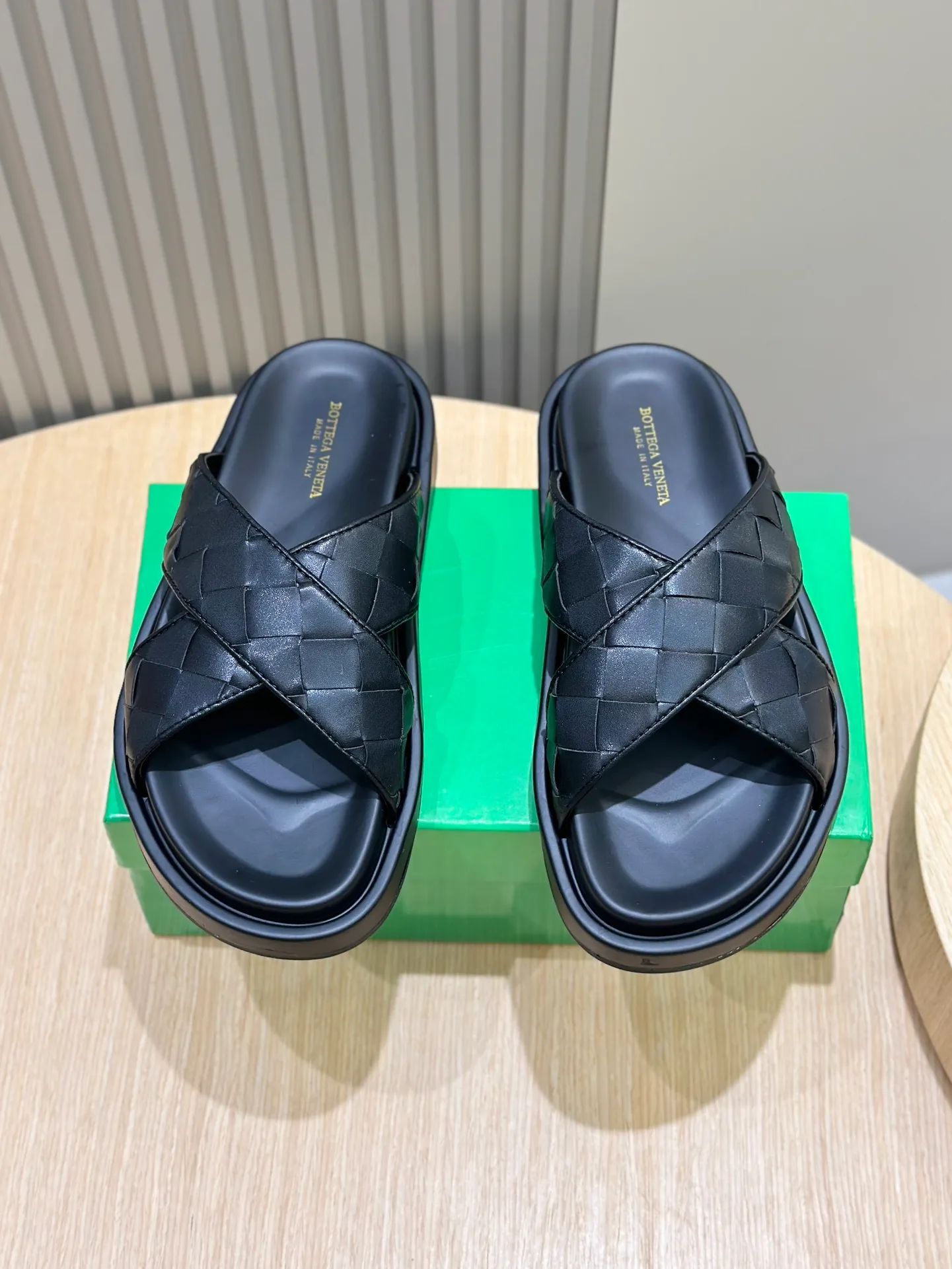 Factory price: 360💰BV hand-woven men's slippers and sandals - suitable for walking. It still emphasizes minimalism and practical wearability, but is full of vivid artistry. Super classic, luxurious and comfortable, imported cowhide + cowhide lining + lightweight outsole Size: 39-44 (customized at 38.45)